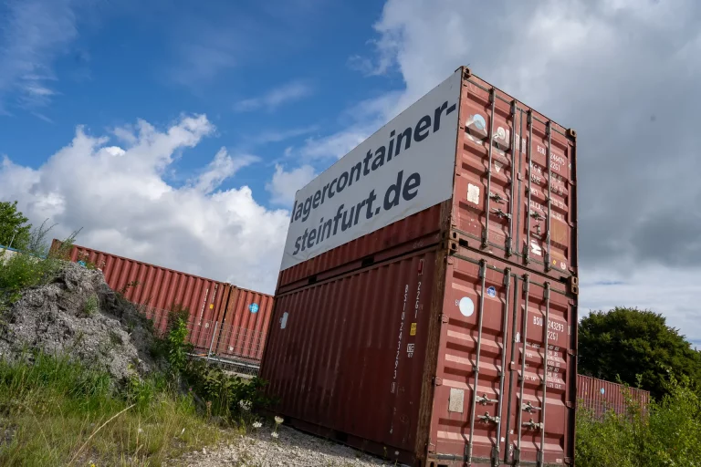 Lagercontainer steinfurt.de zwei rote Container mit Banner