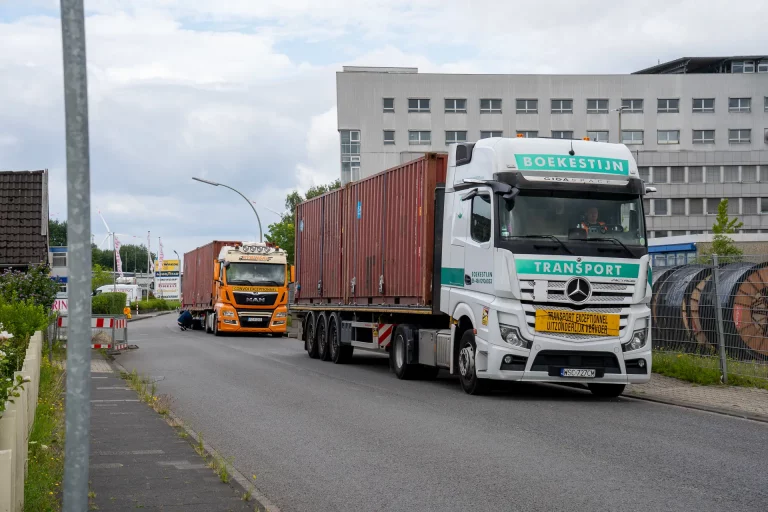 LKW Anlieferung Container je zwei Stück
